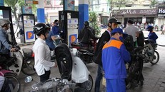 Nhân viên Petrolimex đang bán xăng cho khách hàng. (Ảnh: Đức Duy/Vietnam+)