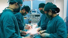 Các bác sĩ phẫu thuật u xơ tử cung cho bệnh nhân. Ảnh: Huy Hoàng