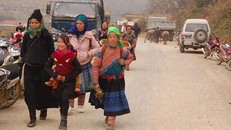 Đồng bào xã Pha Long vui xuống chợ.