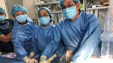 Các bác sĩ khoa Điều trị rối loạn nhịp cùng với sự hỗ trợ của PGS.TS.BS.Sirin (thứ 3 từ phải qua)