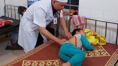 Bác sỹ đang theo dõi, điều trị cho các bệnh nhân.