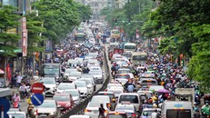 Người dân rời Hà Nội đi nghỉ lễ khiến nhiều tuyến đường ùn tắc.