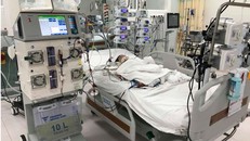 Hai giờ giành giật tính mạng bé trai khỏi tử thần