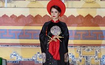 Người mẫu Việt mặc áo dài, đeo móng tay giống phụ nữ Mãn Thanh?