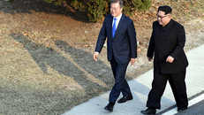 Ông Kim Jong-un được cho là đã đi giày đế độn tăng chiều cao khi gặp ông Moon Jae-in hôm 27/4. Ảnh: AFP