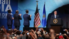 Tổng thống Mỹ Donald Trump phát biểu tại đại hội thường niên của Hiệp hội Súng trường Quốc gia (NRA) tại Dallas. (Nguồn: AFP/TTXVN)