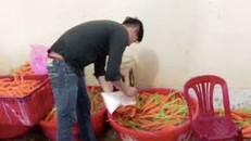 Bắt quả tang 4 cơ sở tẩy rửa cà rốt bằng hóa chất