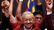 Chính trị gia 92 tuổi Mahathir Mohamad (áo đỏ) sắp trở lại - Ảnh: AP