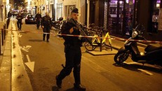 Cảnh sát phong tỏa đường phố ở quận hai, gần nhà hát lớn Opera sau vụ tấn công bằng dao khiến một người chết. Ảnh: Reuters.