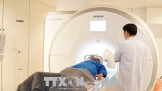 Người bệnh có bảo hiểm y tế sẽ hưởng lợi nhiều nhất khi điều chỉnh giá dịch vụ y tế. Ảnh: TTXVN