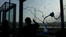 Khách du lịch xem bản đồ vùng phi quân sự biên giới DMZ. (Ảnh: Reuters)