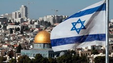 Cờ Israel bay trước Nhà thờ Mái vòm ở Jerusalem tháng 12/2017. Ảnh: AFP.