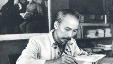 Chủ tịch Hồ Chí Minh trong phòng làm việc tại căn cứ Việt Bắc. Ảnh: TL