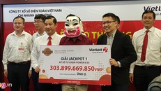 Chủ nhân giải Vietlott gần 304 tỷ đeo mặt nạ chú tễu nhận giải