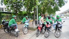 Thu nhập giảm, tài xế Grab người bỏ việc, người về taxi truyền thống