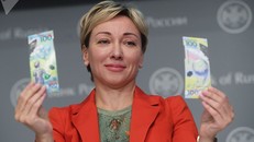 Ngân hàng trung ương Nga giới thiệu loại tiền giấy mới nhân dịp World Cup. Ảnh KIRILL KALLINIKOV