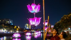 Hoa đăng rực sáng kênh Nhiêu Lộc trong lễ Phật đản