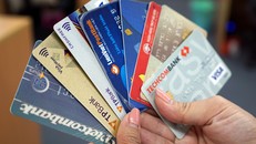Chủ tài khoản có thể bị khống chế số thẻ ngân hàng