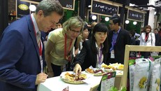 Khách tham quan và dùng thử các sản phẩm sấy của Việt Nam.