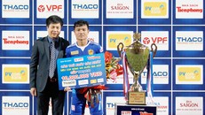 Sau chiến thắng chung cuộc 1-0 thuộc về Đội Quảng Nam, ông Đoàn Đức Minh- Phó Tổng Giám đốc PVcomBank đã trao giải “Cầu thủ xuất sắc nhất” cho cầu thủ Đinh Thanh Trung - đội trưởng Đội Quảng Nam.