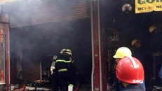 Cảnh sát phá cửa, dập lửa trong cửa hàng gốm sứ ở Sài Gòn