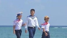 Đi dạo ngoài bờ biển luôn là sự thích thú của những đứa trẻ ở Trường Sa. Ảnh: Quỳnh Trang