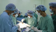 Các bác sĩ phẫu thuật cứu sống mẹ con sản phụ S.