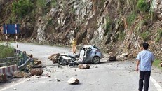 Chiếc xe bẹp dúm vì bị đá đè. Ảnh: Hoàng Bình.