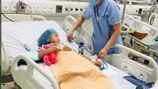 Hai chị em sinh đôi ăn thịt cóc, chị tử vong, em nguy kịch