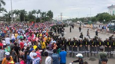 Công an lập hàng rào kiểm soát tình hình tại công ty Pou Yuen