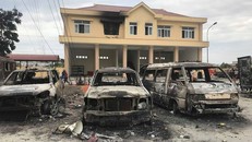 Nhiều ô tô bị những người quá khích thiêu rụi tại trụ sở cảnh sát PCCC ở Phan Rí Cửa, Bình Thuận.