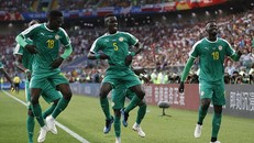 Hàng thủ mắc lỗi ngớ ngẩn, Ba Lan thua sốc Senegal 