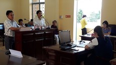 Đại diện nguyên đơn và bị đơn tại TAND huyện Châu Đức. Ảnh: X.Hoa