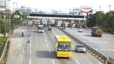 Dù UBND TP Hà Nội nhiều lần đề nghị dỡ bỏ nhưng Trạm BOT Bắc Thăng Long - Nội Bài vẫn đang hoạt động. Ảnh: Bảo Ngân