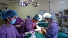 Giải phóng người phụ nữ khỏi bộ ngực luôn kéo chị ngã dúi