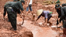 Hơn 50 người 'ngụp lặn' trong biển bùn tìm 5 nạn nhân mất tích