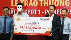 Khách hàng đeo mặt nạ che mặt khi nhận giải thưởng hơn 44 tỷ đồng. Ảnh: Xuân Ngọc