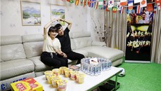 Người phụ nữ sống tại thành phố Trịnh Châu, tỉnh Hà Nam, từ đầu mùa World Cup đã lên kế hoạch trang trí phòng khách của gia đình thành một lễ hội túc cầu thu nhỏ.