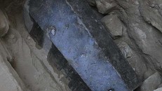 Quan tài bằng đá khổng lồ được chôn sâu hơn 4.9m bên cạnh một đầu bằng đá ngọc thạch khổng lồ - có thể thuộc về người đàn ông sở hữu ngôi mộ này.