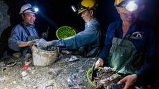 Những người dầm mình trong cống thối vớt rác ở Sài Gòn