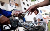 Giá xăng tăng liên tục: Áp thuế kịch trần, nguy cơ khó lường