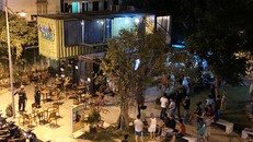 Cảnh sát vây bắt Bình tại quán cà phê ở quận 12. Ảnh: Quốc Thắng.