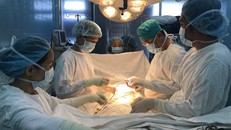 Các bác sĩ thực hiện phẫu thuật cho bệnh nhân ngày 10/7. Ảnh bác sĩ cung cấp.