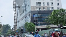 Do tính chất phức tạp, việc xử lý vi phạm giai đoạn 2 tại công trình 8B Lê Trực gặp nhiều khó khăn. (ảnh Trần Kháng)