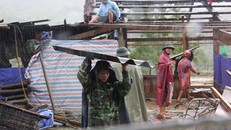 Lực lượng chức năng đang nỗ lực giúp người dân ổn định cuộc sống sau lũ tại Nghệ An. - Ảnh: VOV