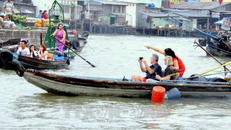 Du khách du lịch đường sông tham quan chợ nổi Cái Răng. Ảnh: Thanh Sang/TTXVN