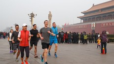 Năm 2016, ông chủ Facebook lại gây sốt trên mạng khi chạy bộ trên đường phố Bắc Kinh như muốn khoa trương tình yêu và sự quan tâm của ông với quốc gia đông dân nhất thế giới.