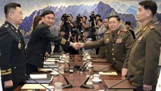 Quan chức quân đội hai miền bắt tay trước khi bắt đầu hội đàm. Ảnh: AP.