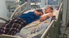 Stephanie ôm Blake lần cuối trước khi vĩnh biệt. Ảnh: Facebook.