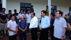 Phó Thủ tướng Trương Hòa Bình tới thăm người dân tái định cư ở bản Mường Toong 5, huyện Mường Nhé. Ảnh: VGP/Lê Sơn